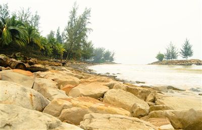 Felsiger Strand von Bintulu